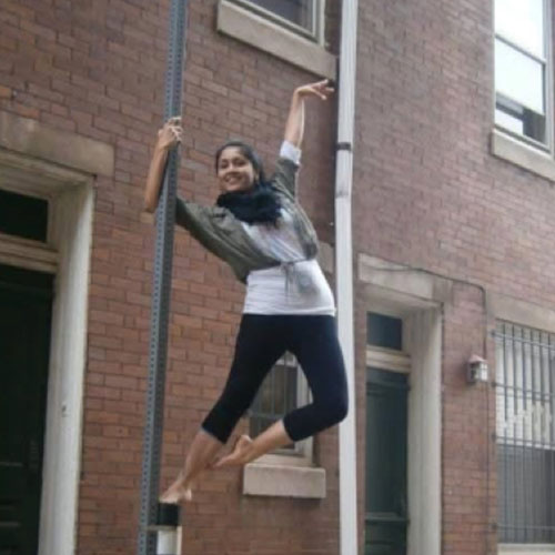 Leticia Toro, junge Tänzerin macht Pose an Laternenmast