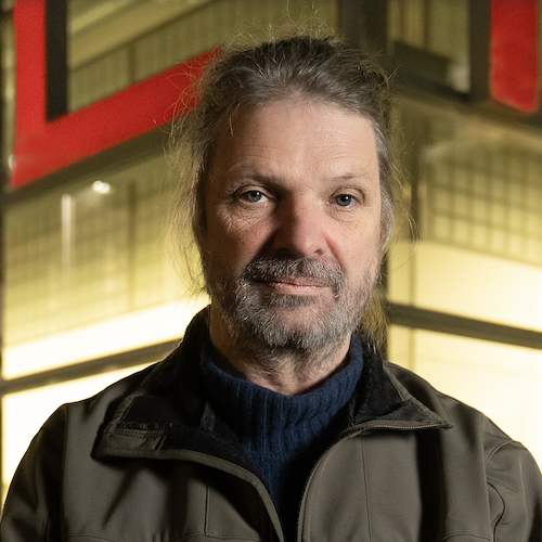 Porträt eines bärtigen Mannes im Parka